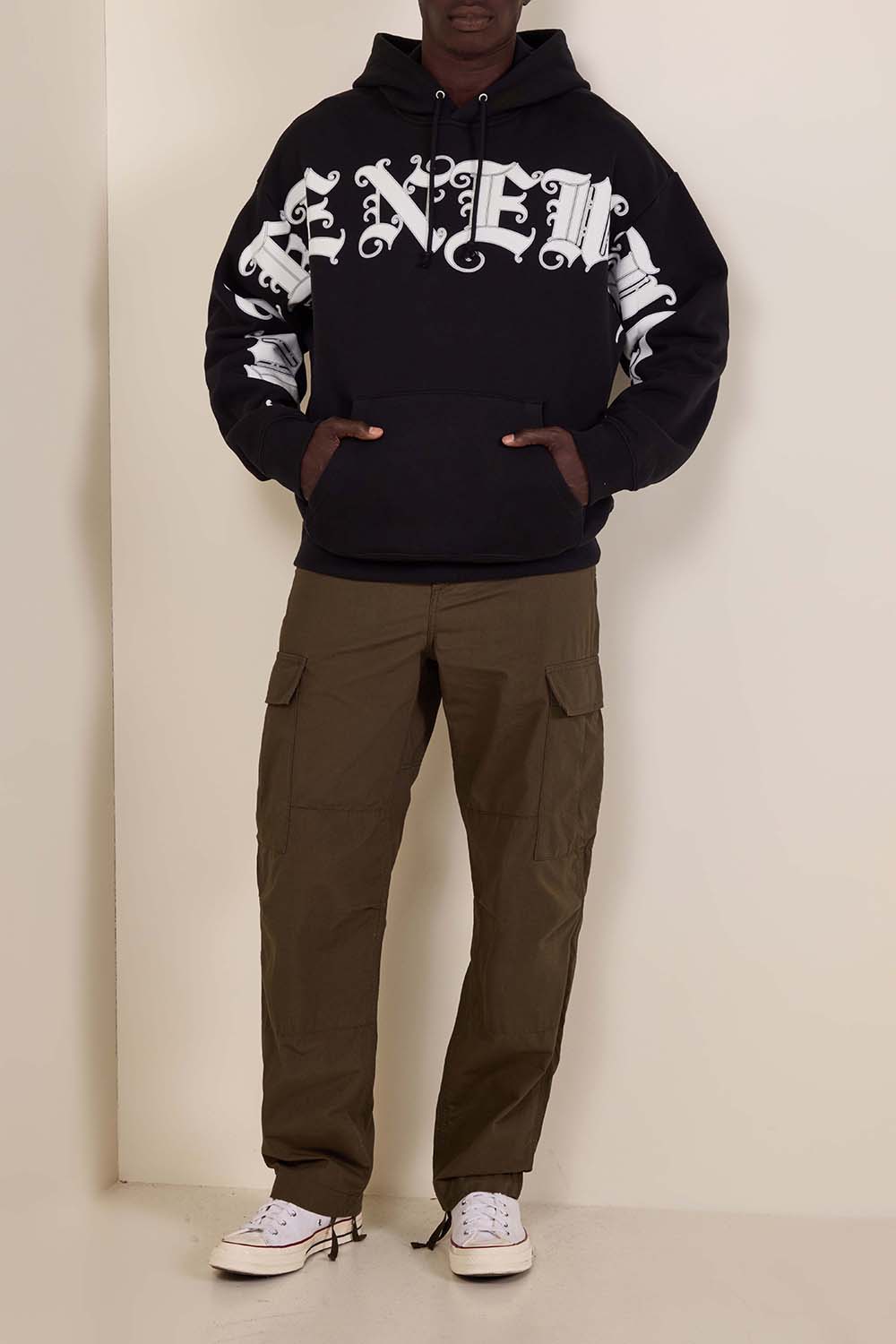 תמונת כל הלוק של סווטשירט קפוצ'ון